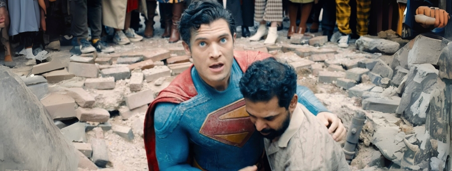 Superman tropieza con su capa, pero vuela