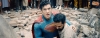 Superman tropieza con su capa, pero vuela
